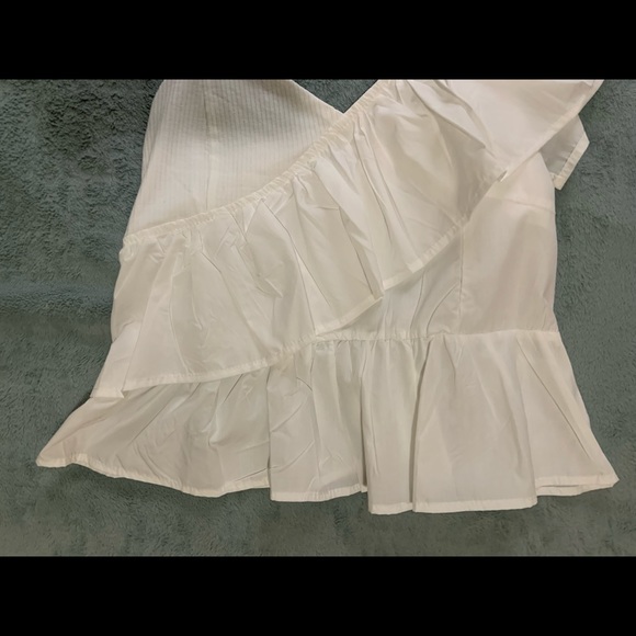 Small white asymmetrical off the shoulder white top - Picture 3 of 10